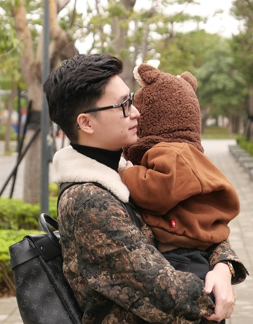 "Ông xã tôi cũng hiểu được điều đó nên mỗi khi có thời gian rảnh anh đều đưa vợ con đi chơi đâu đó hoặc đi du lịch", Tú Anh cho biết.