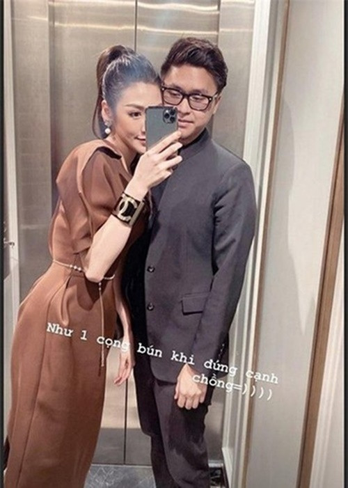 Nàng hậu được chồng chiều chuộng. Tú Anh từng kể ông xã có sở thích mua váy cho vợ. Khi Tú Anh mang bầu con trai đầu lòng, Gia Lộc còn tự tay chuẩn bị thức ăn đêm cho vợ.