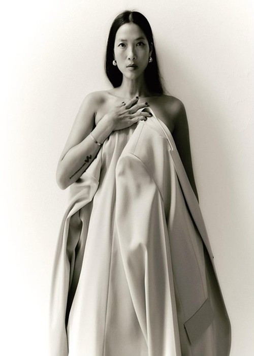 Nữ người mẫu chia sẻ, chồng Tây không thích cô chụp ảnh nude vì anh hay ghen. Tuy nhiên, Bằng Lăng vẫn thuyết phục được chồng. Ảnh: FBNV.