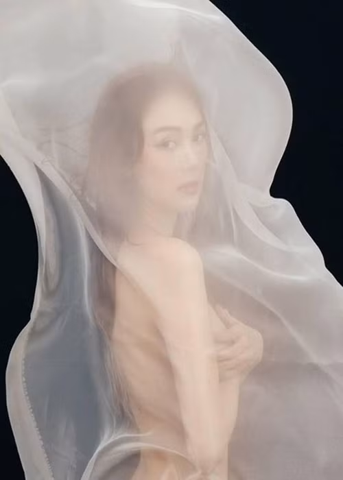 Trước Pha Lê, ca sĩ Minh Hằng cũng gây chú ý khi chụp ảnh nude. Ảnh: Znews.