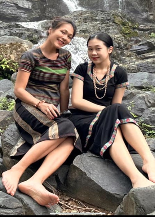 Đinh Y Nhung và con gái mặc đồ thổ cẩm khi về quê chơi. Ảnh: FBNV.