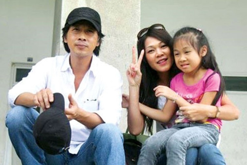 Đinh Y Nhung kết hôn với Lưu Huỳnh - đạo diễn hơn cô 20 tuổi. Trên báo chí, cô thường dành lời có cánh cho chồng. Ảnh: Znews.