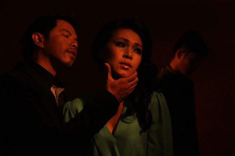 Năm 2012, Đinh Y Nhung xuất hiện trong bộ phim Lấy chồng người ta do Lưu Huỳnh làm đạo diễn. Trong phim, Y Nhung có những cảnh giường chiếu với Thái Hòa và Huy Khánh. Nhiều người thắc mặt tại sao có thể quay được những cảnh này trước mặt chồng. Cô cho biết dù trên màn ảnh khán giả nhìn thấy cô và bạn diễn đang hòa vào nhau nhưng sự thật hai người không hề đụng chạm. Ảnh: Petrotimes.