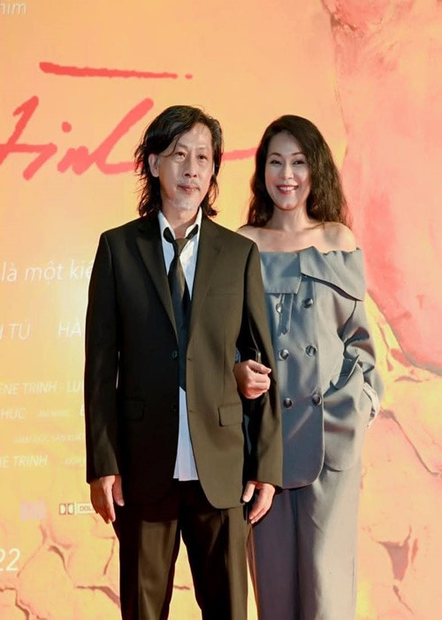 Trong mắt Đinh Y Nhung, chồng còn là người lãng mạn. Vào ngày kỷ niệm ngày cưới, nam đạo diễn mua hoa và quà đặt trước cửa nhà để tạo bất ngờ cho Y Nhung. Ảnh: FBNV.