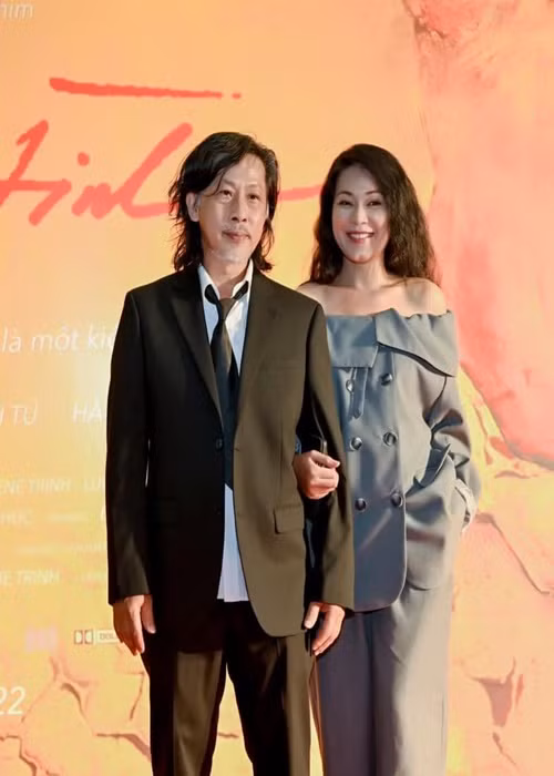 Trong mắt Đinh Y Nhung, chồng còn là người lãng mạn. Vào ngày kỷ niệm ngày cưới, nam đạo diễn mua hoa và quà đặt trước cửa nhà để tạo bất ngờ cho Y Nhung. Ảnh: FBNV.