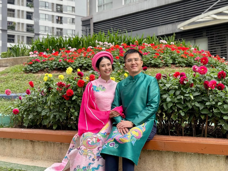 Vợ chồng Ngọc Hân độc lập tài chính. "Khi vợ chồng muốn mua thứ gì chung sẽ cùng ngồi lại để bàn bạc còn các nhu cầu cá nhân riêng thì tự chủ động trong khả năng tài chính của mỗi người", nàng hậu cho biết.