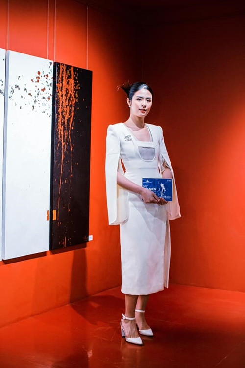 Người đẹp còn làm giám đốc đối ngoại của một công ty.