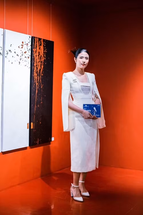 Người đẹp còn làm giám đốc đối ngoại của một công ty.