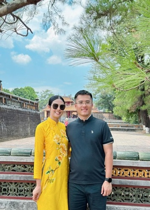 Trong cuộc phỏng vấn tháng 10/2023 với Saostar, Ngọc Hân cho biết, vợ chồng cô không vỡ mộng sau khi kết hôn bởi ngay từ khi yêu cả hai thẳng thắn về tư duy, cách sống, sinh hoạt.