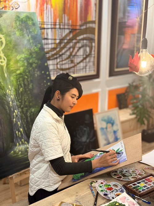 Tháng 5 vừa qua, Ngọc Hân chia sẻ, cô trúng tuyển vào chuyên ngành Lý luận và Lịch sử Mỹ thuật ứng dụng Việt Nam của Đại học Mỹ thuật Công nghiệp Hà Nội. Cô chính thức đi học thạc sĩ vào tháng 6 tới đây.