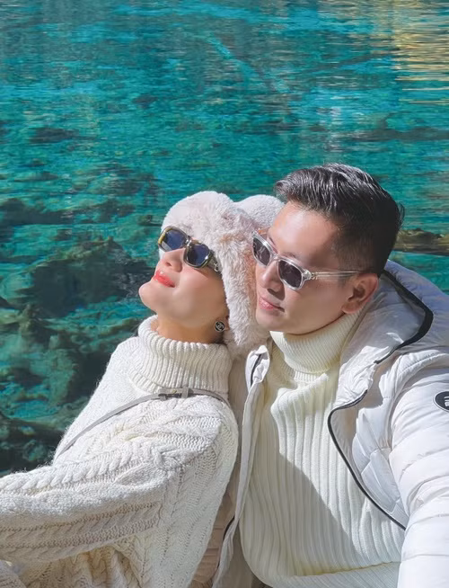 Đôi vợ chồng son có nhiều khoảnh khắc ngọt ngào bên nhau.