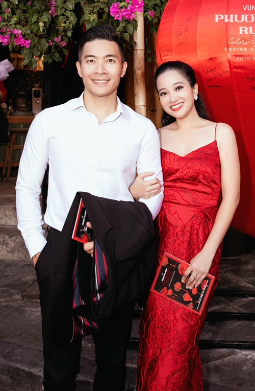  Quốc Cơ - Hồng Phượng bằng tuổi (sinh năm 1984). Lần đầu gặp nhau, Quốc Cơ ấn tượng với Hồng Phượng vì cô có ngoại hình mũm mĩm.