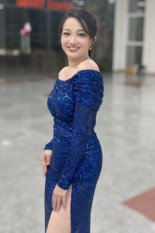 Là MC, vợ Quốc Cơ thường xuyên lựa chọn trang phục thanh lịch, gợi cảm vừa đủ để ghi hình.