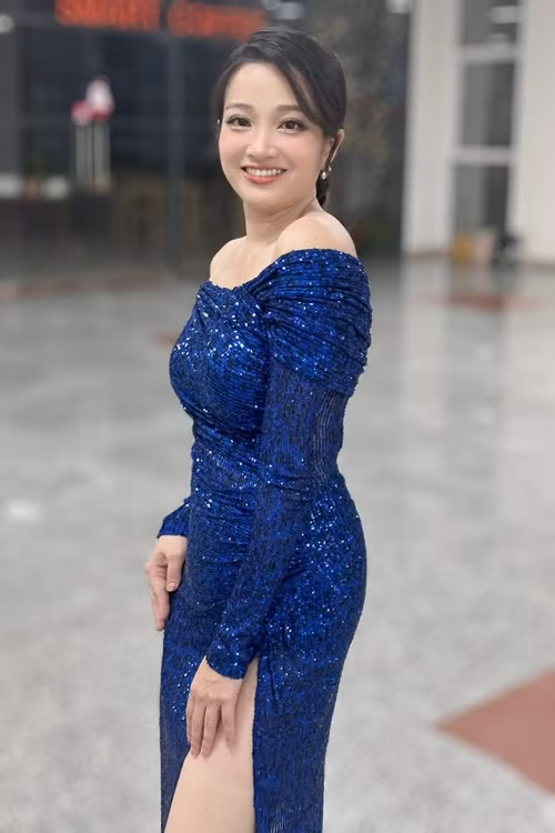 Là MC, vợ Quốc Cơ thường xuyên lựa chọn trang phục thanh lịch, gợi cảm vừa đủ để ghi hình.