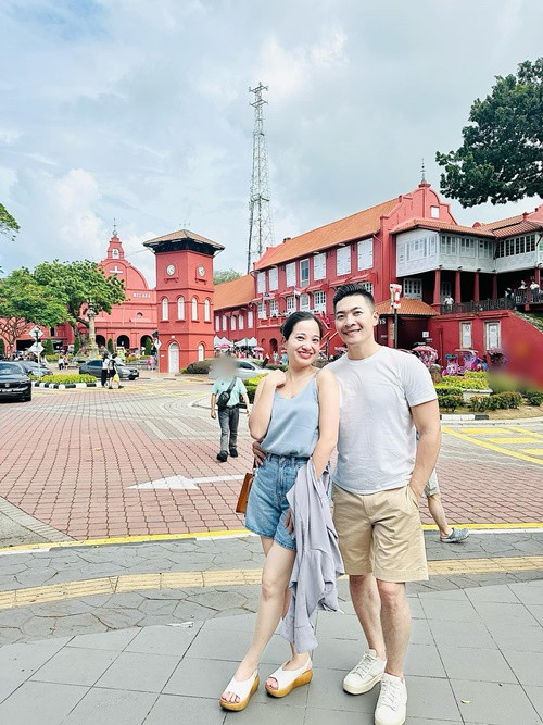 Ở đời thường, vợ Quốc Cơ lựa chọn trang phục trẻ trung, quyến rũ.