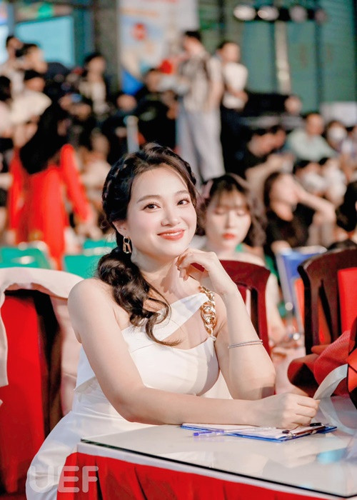 Hồng Phượng luôn chỉn chu khi xuất hiện trước công chúng.