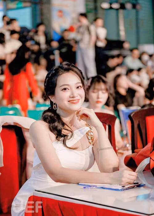 Hồng Phượng luôn chỉn chu khi xuất hiện trước công chúng.