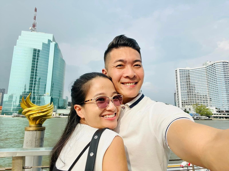 Nữ MC được chồng hỗ trợ tập luyện, ăn uống để lấy lại vóc dáng thon gọn.