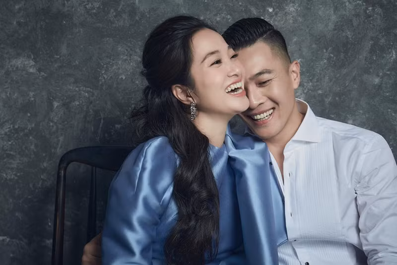 "Giảm cân thành công là bạn vợ như 'lột xác'. Tình hình này chắc sẽ bị mọi người gọi là anh em", Quốc Cơ khen ngợi sắc vóc của Hồng Phượng.