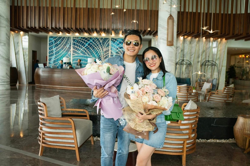 Nữ MC thường ăn mặc đồng điệu cùng chồng.