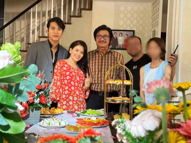 Nữ diễn viên tươi tắn trên phim trường bên các đồng nghiệp.