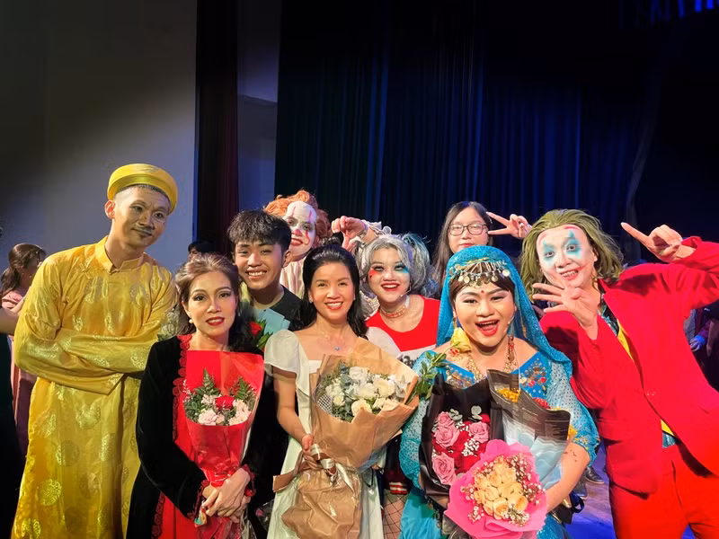 Nhiệt tình giảng dạy, Ngọc Trinh được nhiều học trò yêu mến.