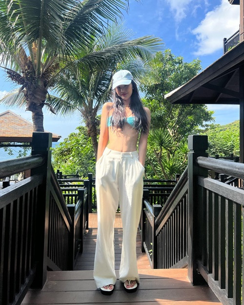 Ở đời thường, Hương Ly tự tin khoe dáng với bikini.