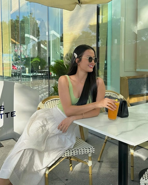 "Ngày xưa Ly là cô gái khá gầy gò nên hình ảnh một Hương Ly gợi cảm, nóng bỏng như hiện tại là nhờ mình có "đụng chạm" vòng 1 một tí, giúp nó căng tràn hơn, nhờ vậy mình cũng thấy mềm mại, nữ tính hơn", Người Đưa Tin dẫn lời nàng hậu.