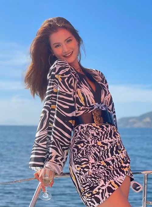 Hương Ly chưa từng hối hận vì nâng ngực.