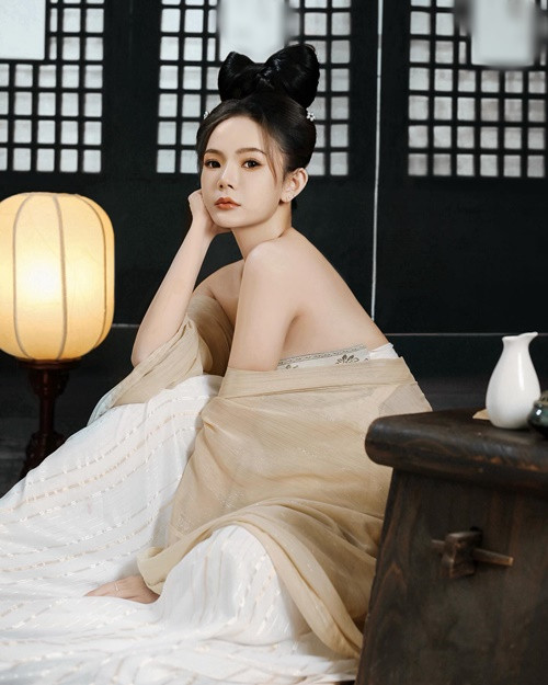 Cô nàng diện trang phục cổ trang Trung Quốc.