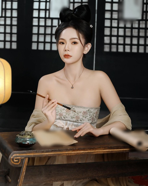 Hot girl gợi cảm được khen ngợi xinh như tiểu thư bước ra từ truyện tranh.