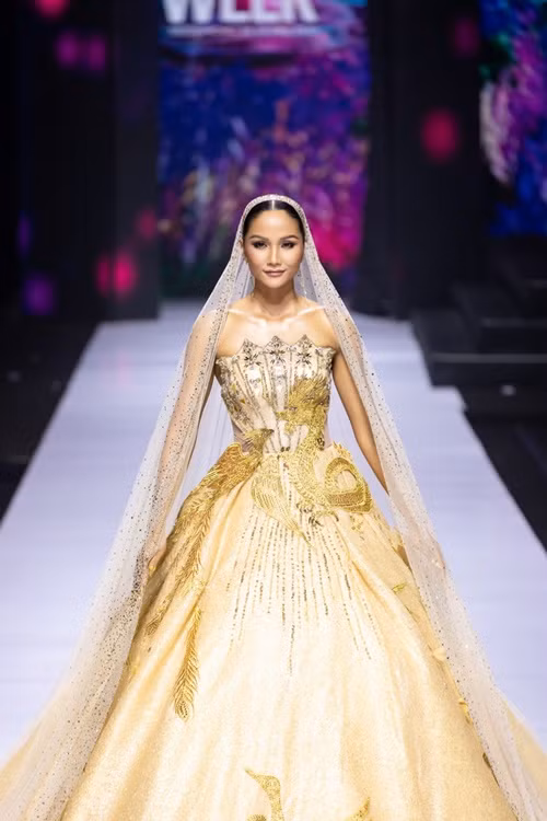 Hoa hậu H'hen Niê diện váy cưới hơn 15 kg của NTK Linh San. Ảnh: VOV.