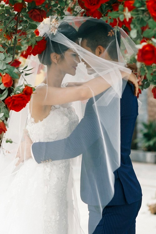 Trước khi trở thành hoa hậu, H'hen Niê từng thực hiện bộ ảnh cưới quảng cáo cùng người mẫu K'Brơi. Ảnh: Dân Việt.