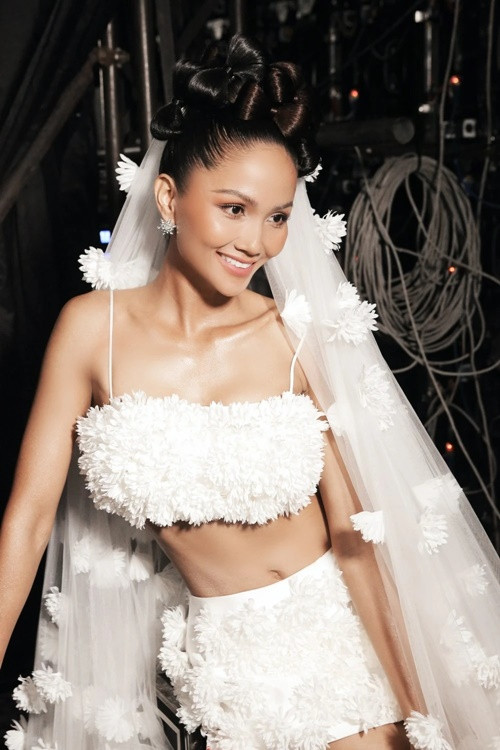 H'hen Niê diện váy cưới đính hàng nghìn bông hoa cà phê. Ảnh: VTV.