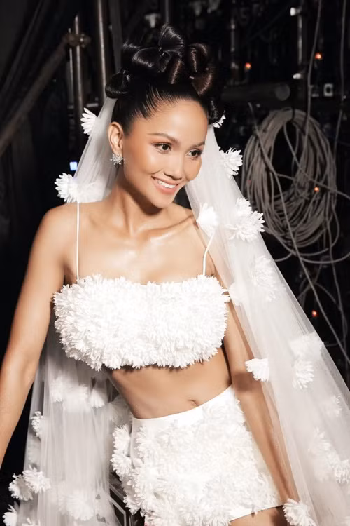 H'hen Niê diện váy cưới đính hàng nghìn bông hoa cà phê. Ảnh: VTV.