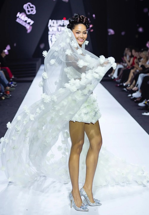 Đại diện của H'hen Niê chia sẻ trên Znews, tin đồn hoa hậu sắp cưới lan truyền trên mạng xã hội chỉ là suy đoán. H'hen Niê sẽ chia sẻ với khán giả khi có thông tin mới. Ảnh: VTV.