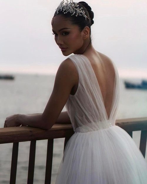 H'hen Niê diện váy cưới trắng tinh khôi trong buổi diễn thời trang áo cưới tháng 4/2023. Ảnh: Instagram.