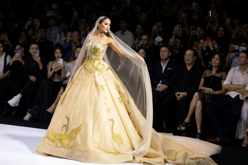 Nàng hậu đầy rạng rỡ, khoe kỹ năng catwalk điêu luyện. Ảnh: VOV.