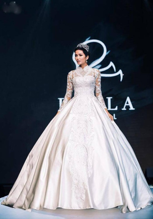 H'hen Niê mặc váy cưới trên nhiều sàn diễn thời trang sau khi đăng quang. Ảnh: Saostar.