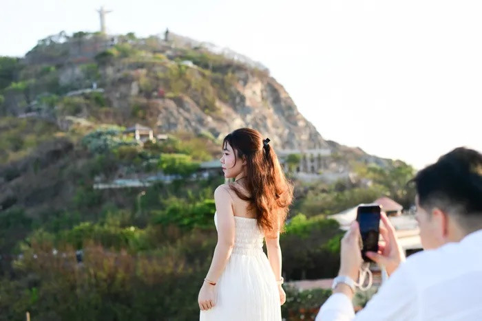 Cẩm Tiên (sống tại Vĩnh Long) cho biết: "Địa điểm này rất đẹp, ban đầu thấy đất đá gồ ghề, vực sâu nguy hiểm khiến tôi khá sợ, tuy nhiên nếu cẩn thận di chuyển, tránh ra sát vực thì vẫn ổn", Tiên nói. Cô cho biết chỉ mất 10.000 đồng gửi xe là có thể chụp được rất nhiều ảnh đẹp với cảnh biển từ trên cao, ngắm nhìn những mảng màu sắc rực rỡ. "Sau khi mặt trời lên nơi đây khá nắng nóng vì không có bóng cây, chúng tôi sẽ chụp thêm vài bức ảnh rồi đi ăn sáng", nữ du khách chia sẻ.