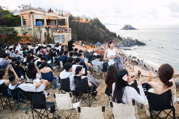 Nơi này vốn là điểm check-in không thể bỏ qua của du khách khi đến du lịch Vũng Tàu bởi có vị trí lưng tựa núi Nhỏ (núi Tao Phùng), mặt hướng ra biển đón những cơn gió mát lành. Thông qua những clip review trên mạng xã hội, mũi Nghinh Phong ngày càng trở nên hấp dẫn, thu hút hàng nghìn bạn trẻ đến đây mỗi ngày. Tại đây dần xuất hiện nhiều quán nước có ghế gấp gọn cho khách ngồi "chill".