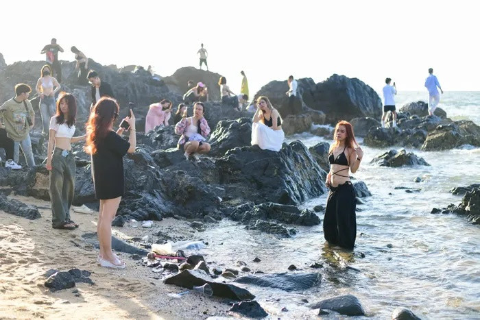 Dưới ánh nắng ban mai, nhiều bạn trẻ nhanh tay ghi lại những bức ảnh đẹp. Đến khoảng 7h khi mặt trời đã lên cao, nắng nóng, lượng khách ở đây bắt đầu vơi dần.