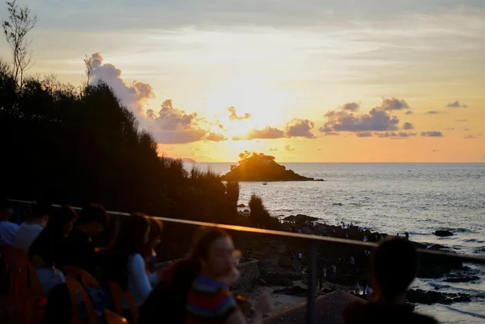 Những ngày đầu tháng 5 mặt trời mọc khá sớm, khoảng hơn 5h30 đã bắt đầu ló rạng ở đường chân trời, các đám mây bềnh bồng tạo đượm ánh ban mai thành những mảng màu rực rỡ, kỳ ảo.