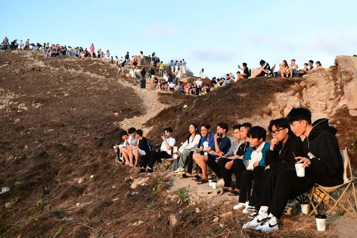 Khoảng 5h sáng, hàng trăm bạn trẻ tập trung ở mũi Nghinh Phong (phường 2, TP Vũng Tàu) để chờ bình minh lên. Đây là một dãy đất nhô ra sát biển, nơi có thể ngắm trọn bình minh và hoàng hôn lên ở phía chân trời. Để có chỗ ngồi đẹp, một số bạn trẻ đã tìm đến đây từ rất sớm.