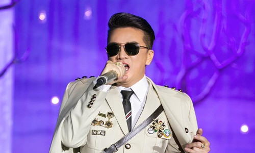 Bo Van hoa vao cuoc vu Dam Vinh Hung deo huy hieu “la”