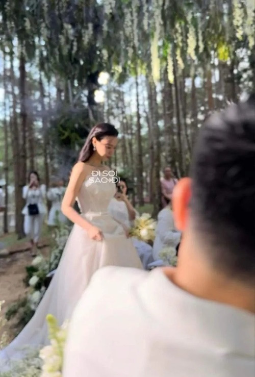 3 ngày sau đám cưới ở Đà Lạt, Midu mới lộ hình ảnh. Nữ diễn viên diện chiếc váy cúp ngực trắng. Ảnh: Đi Soi Sao Đi.