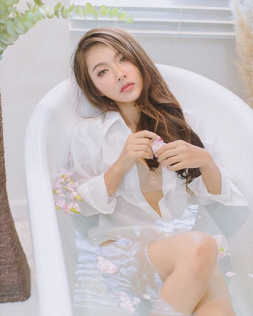 B'Bomb Atomies là hot girl thế hệ mới tại Thái Lan. Cô nàng sở hữu vóc dáng đáng mơ ước với eo thon, ngực đầy, hông nở nang.