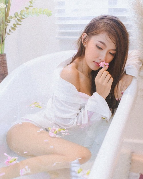 Hot girl người Thái Lan gây chú ý khi tung bộ ảnh diện sơ mi ướt đẫm trong bồn tắm.