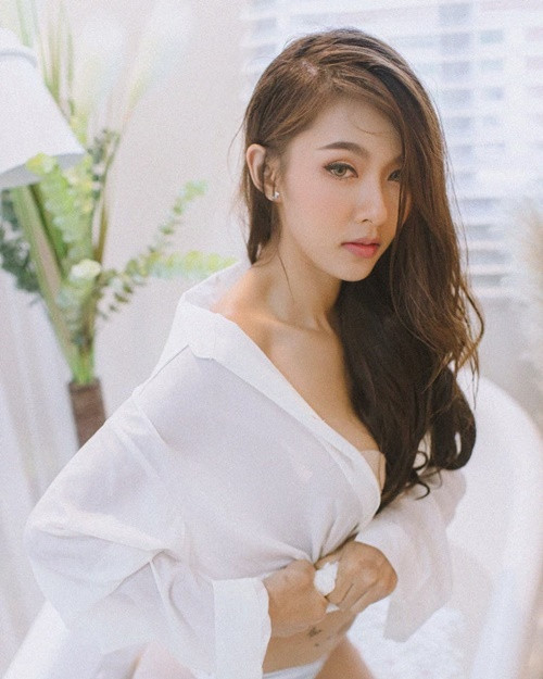 Hot girl gợi cảm theo đuổi phong cách thời trang nữ tính.