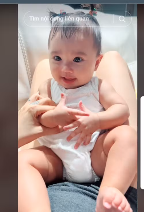 Nữ ca sĩ đăng tải clip bé Misumi lúc 5 tháng tuổi. "Lúc này mà mí thật sự bất ngờ với sự nghe hiểu của em nên giọng hơi phấn khích. Hãy mãi là một em bé vui vẻ nhé", Bảo Anh chia sẻ.